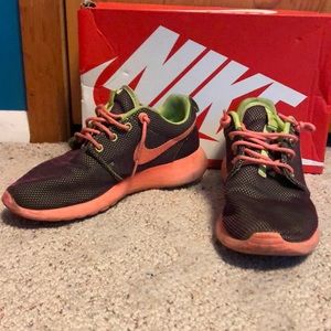 Nike RosheRun tennis shoes.